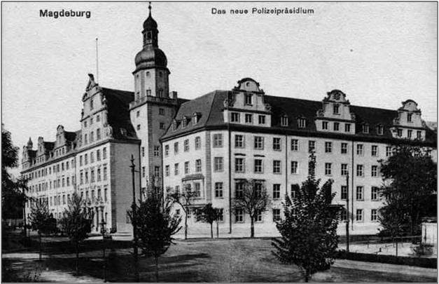 Das neue Polizeipräsidium Magdeburg, Aufnahme um 1914 Hier sehen Sie ein schwarz-weiß Bild des Gebäudes aus dem Jahre 1914.Das neue Polizeipräsidium Magdeburg, Aufnahme um 1914