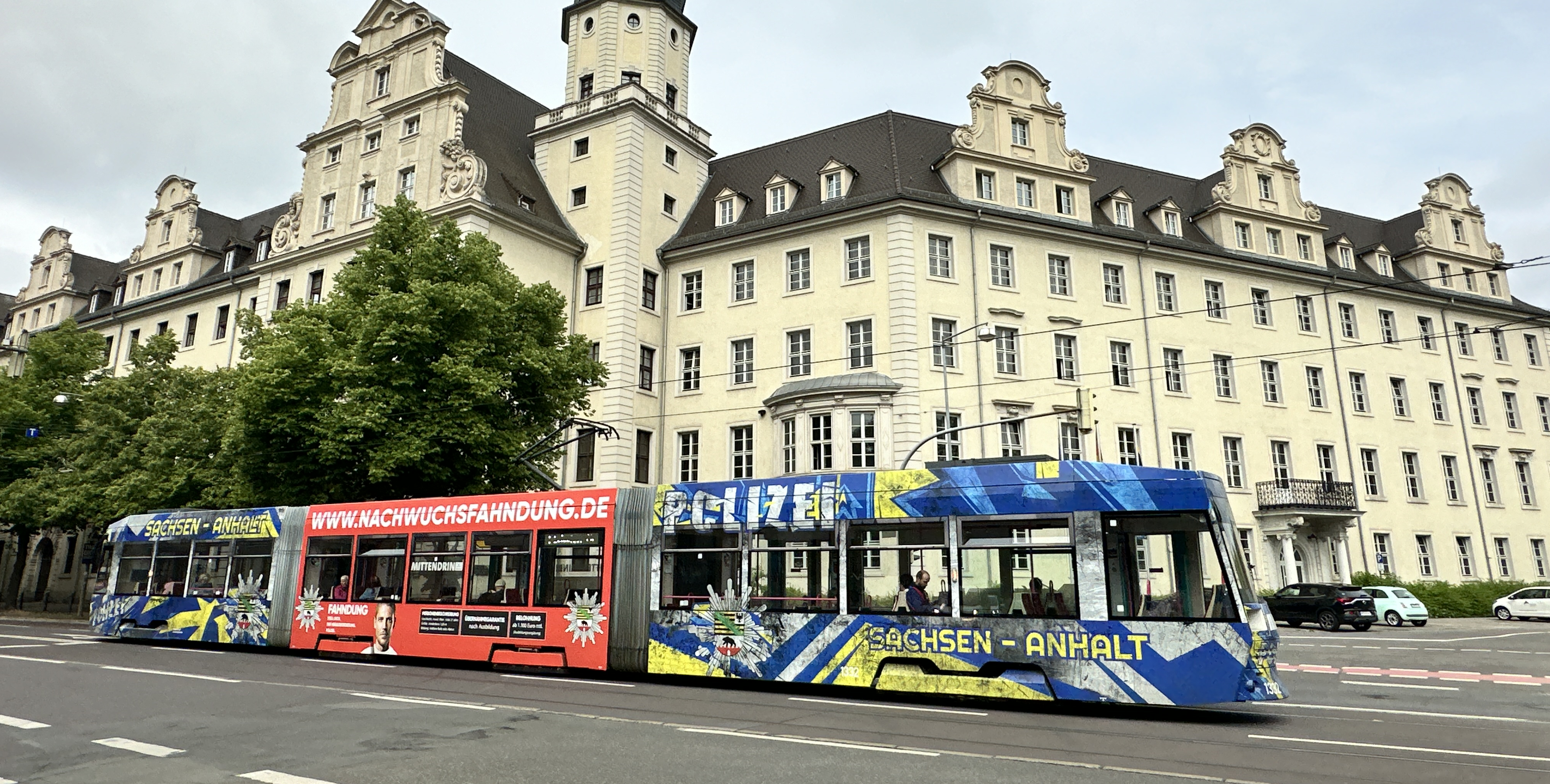 Straßenbahn vor Ministeriumsgebäude